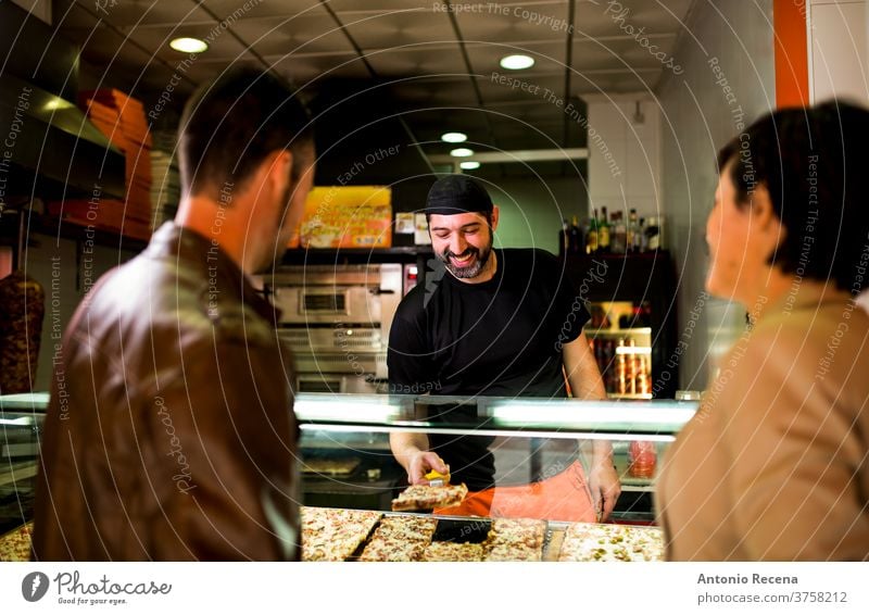 Paare kaufen und wählen Pizza in einem Straßenrestaurant im Freien. Mann Türkisch Erwachsener Person Menschen Lifestyle attraktiv Männer männlich bärtig