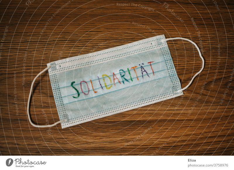 Corona Thoughts | Eine Maske auf der das Wort Solidarität steht. Maskenpflicht Mundschutz Schutz bunt Buchstaben geschrieben Infektionsgefahr COVID Coronavirus