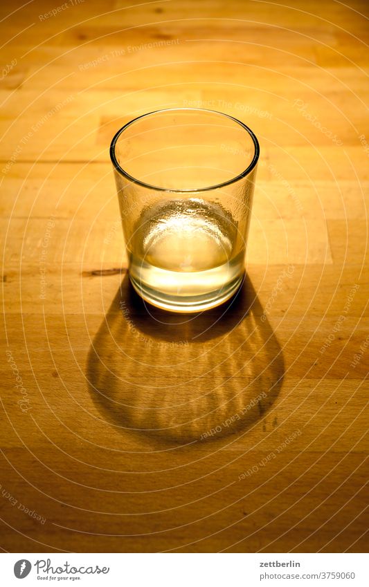 Fast leeres Glas glas geschirr trinken trinkglas trinken durst wasserglas weinglas schnapsglas voll halbvoll halbleer abend tisch stehen licht schatten