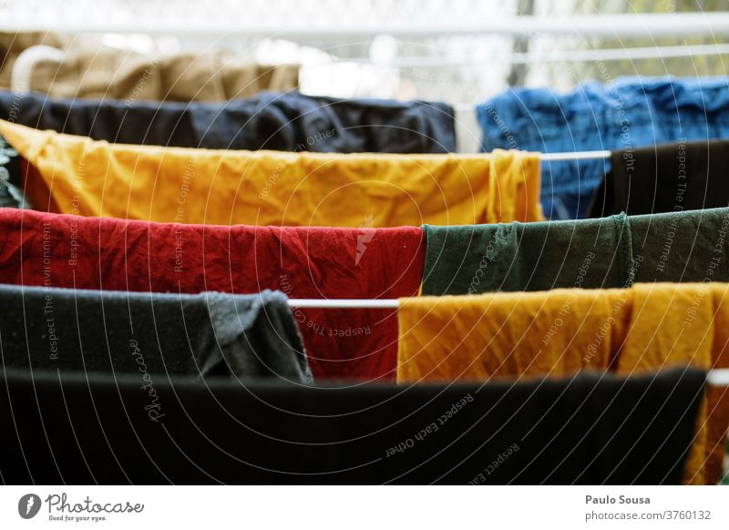 Bunte Kleider hängen Wäscheleine Kleiderhaken Kleidung erhängen farbenfroh Farbe Trocknung gewaschen Wäscherei aufhängen Wäsche waschen weiß Waschen