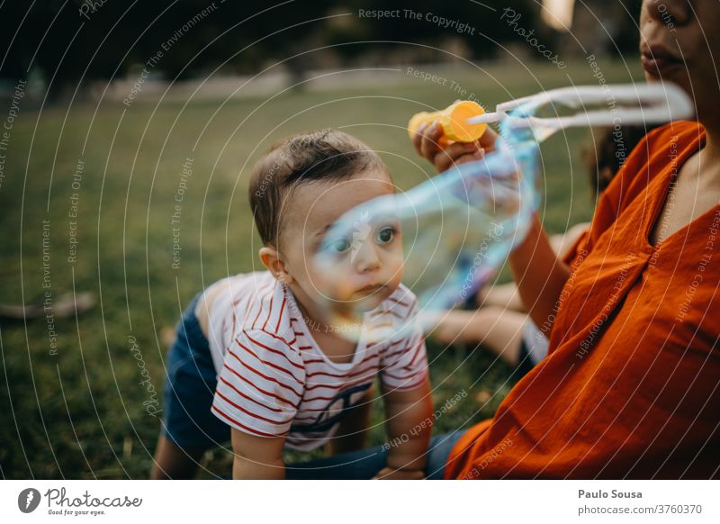 Mutter und Kind spielen mit Seifenblasen Spielen Freizeit & Hobby Mutterschaft Kleinkind im Freien Kaukasier authentisch Lifestyle Leben Farbfoto Glück