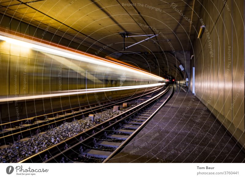 U-Bahn im Tunnel auf Schienen, Lichtstreifen zeigen Geschwindigkeit des Zuges im Tunnel als Langzeitbelichtung UBahn Nahverkehr S-Bahn Straßenbahn Verkehr