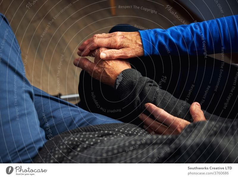 Älteres Ehepaar hält Hände auf dem Sofa Senior Pflege alt Beteiligung Liebe Mann knittern aussruhen Erholung heimwärts binden Menschen Lifestyle im Innenbereich