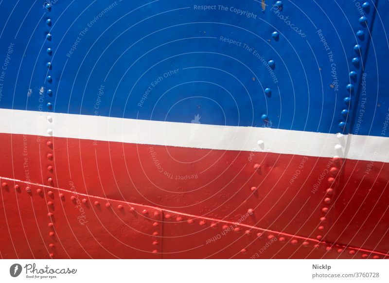 blau, weiß und rot lackierter, genieteter Schiffsrumpf - Detailaufnahme (Textur) Linien flächen Nieten Streifen Metall Texturen Design Frankreich holland