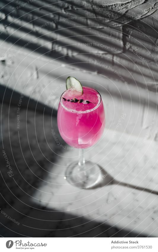 Glas mit buntem Alkohol-Cocktail trinken farbenfroh purpur Farbe Getränk Weinglas kalt hell Kalk Erfrischung Zitrusfrüchte liquide lecker dienen cool