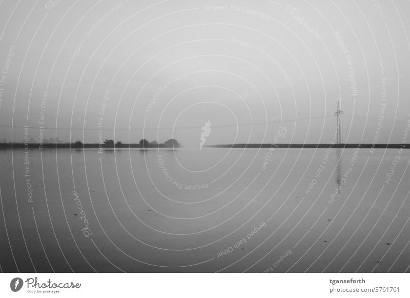 ostfriesischer See am Morgen Ostfriesland Außenaufnahme Menschenleer Morgendämmerung Morgennebel Wasser Landschaft Natur Textfreiraum oben ruhig Sonnenaufgang