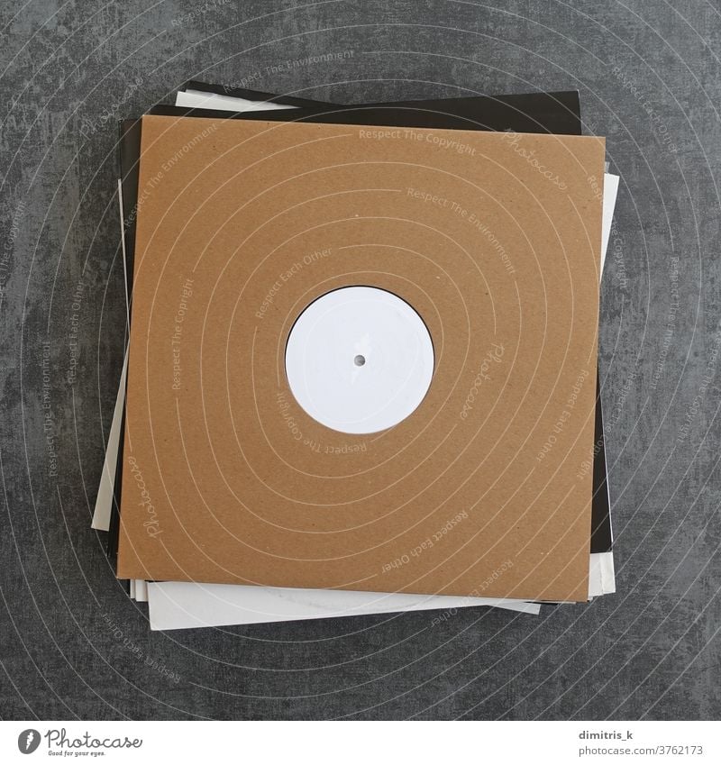 weiße Label-Vinyl-Schallplatten in Papphüllen Aufzeichnungen kennzeichnen Musik blanko Haufen Werbung Karton Ärmel umfasst Attrappe Vorlage Hintergrund braun