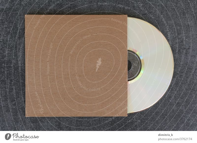 Compact-Disc-Rohling und allgemeine Kartonhülle Compact Disc kompakt Scheibe blanko Attrappe dvd Deckung weiß kennzeichnen generisch braun Hülse Vorlage