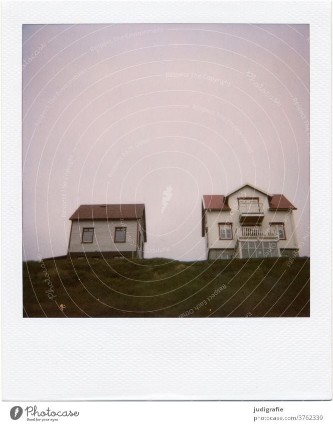 Zwei isländische Häuser auf Polaroid Island Haus Landschaft wohnen Einsamkeit Gebäude Außenaufnahme Menschenleer Farbfoto Hütte Wiese Dach Hügel Balkon Fenster