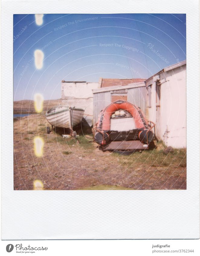 Boote und Bootshäuser auf Polaroid Island Haus Landschaft Einsamkeit Gebäude Außenaufnahme Menschenleer Farbfoto Hütte Häusliches Leben Stimmung Schuppen