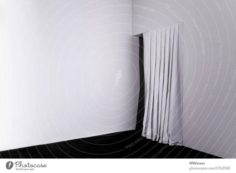 Weißer Raum mit weißem Vorhang und dahinter Dunkelheit schwarzweiß Ecke Ausgang Eingang Geheimnis Öffnung Tür Durchgang minimalistisch Spannung Erwartung