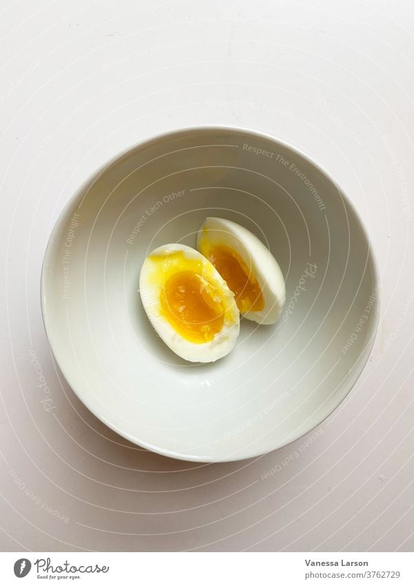 Weichgekochtes Ei mit gelbem Eigelb in weißer Schale Gekochtes Ei Lebensmittel Frühstück Nahaufnahme Ernährung Protein Essen zubereiten Gesundheit