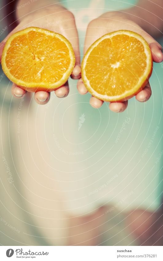 noch bissl vitamin c feminin Kind Mädchen Kindheit Hand Finger 1 Mensch 8-13 Jahre frisch Gesundheit süß orange Frucht saftig lecker festhalten Farbfoto