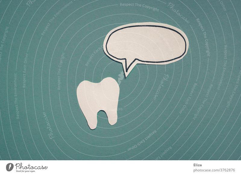 Ein Zahn und eine Sprechblase aus Papier auf blauem Hintergrund Zahnarzt Zahnhygiene Zahnmedizin dental Zähne Zähneputzen Kommunikation sprechend weiß