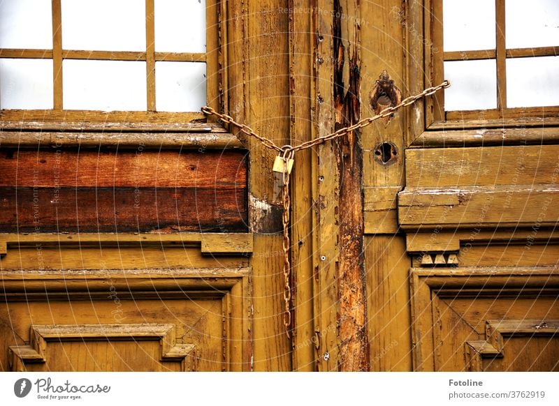 Geschlossen - oder die Tür einer alten, lange verlassenen Villa ist mit einer Kette verriegelt lost places Menschenleer Farbfoto Tag Haus Architektur Gebäude