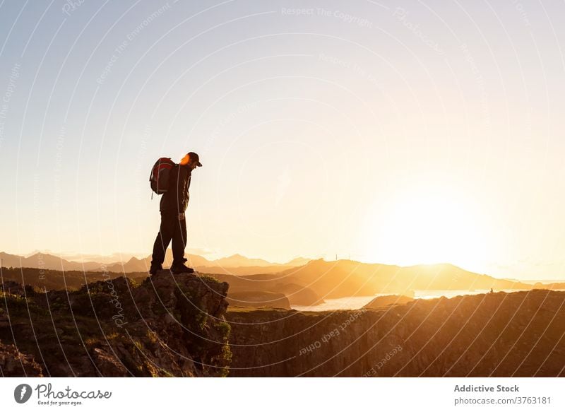 Unerkennbar reisender Mann auf Hügel bei Sonnenuntergang Wanderer Rucksack Berge u. Gebirge bewundern Urlaub Trekking männlich Felsen erstaunlich