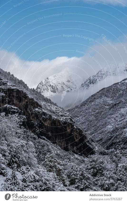 Verschneiter Bergkamm im Winter Berge u. Gebirge Ambitus Schnee wolkig Himmel dramatisch Hochland Landschaft erstaunlich Pyrenäen Huesca Spanien spektakulär