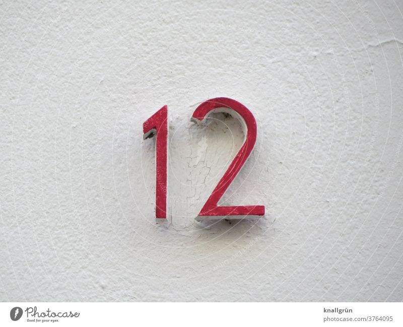Rote Hausnummer 12 auf einer weißen Hauswand Ziffern & Zahlen Wand Fassade Schilder & Markierungen Mauer Außenaufnahme Farbfoto Menschenleer Zeichen Tag