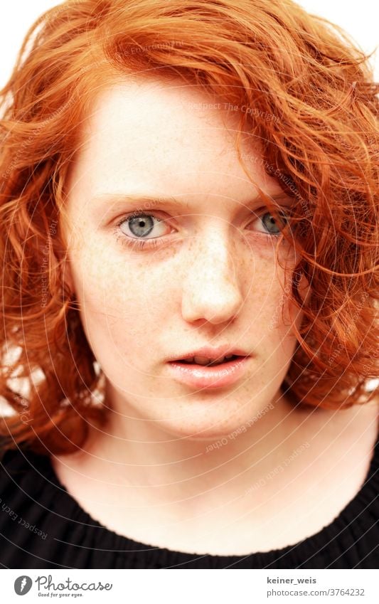 Gesicht einer jugendlichen rothaarigen Frau mit Sommersprossen in Nahaufnahme Porträt Haarlocken Jugendliche Junge Frau Farbfoto Erwachsene Lockenfrisur
