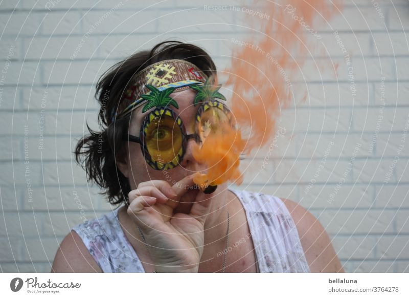 Ich rauche eine Rauchbombe in orange :-D Hippie Sommer Freude Porträt Außenaufnahme Frau Erwachsene Sonnenbrille Mensch Farbfoto feminin Rauchen verboten