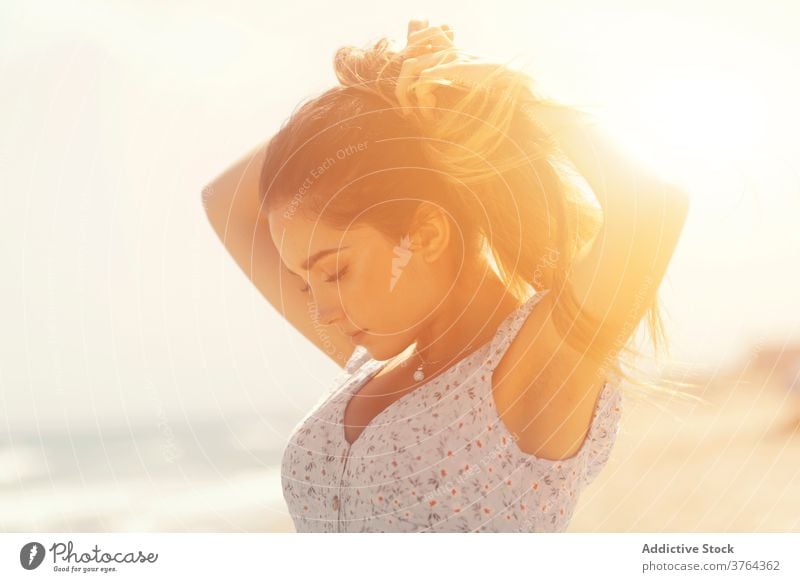Sinnliche Frau stehend am sonnigen Meeresufer Strand sinnlich Sonnenlicht MEER Kleid charmant sanft rein Windstille ruhig sich[Akk] entspannen elegant feminin
