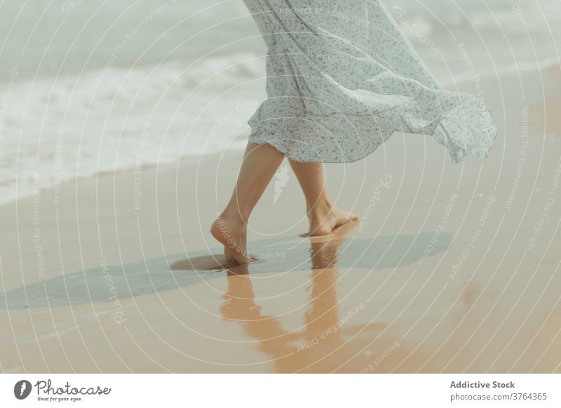 Anonyme Frau im Kleid spaziert am Sandstrand Strand Barfuß Bein Spaziergang Ufer Küste allein rein MEER sanft Spanien Valencia El Saler Strand Natur romantisch