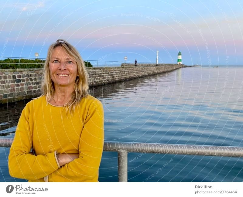 Lächelnde Frau auf der Lotseninsel Schleimünde / Schleswig-Holstein 45-60 Jahre Leuchtturm Erwachsene Porträt blond schön Mensch Ostsee weite Pause machen