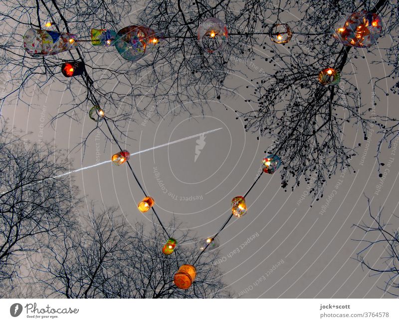 Lichterkette zur jahreszeitlichen Dekoration Lichtdekoration Feste & Feiern Abend Lampe kahle Bäume Winter Weihnachten & Advent leuchten Dreieck farbverfremdet