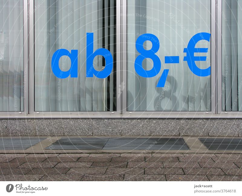 lebensnotwendig ab 8, € Schaufenster Schilder & Markierungen Angebot Hinweis Bürgersteig Lamellenjalousie Typographie kompetent Beschriftung Wort Euro trist