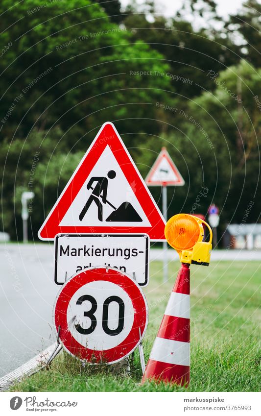 Straßenbauarbeiten Straßenmarkierung Baustelle Hinweis Pylone 30 Bauarbeiten Landstraße Achtung Vorsicht Schilderwald