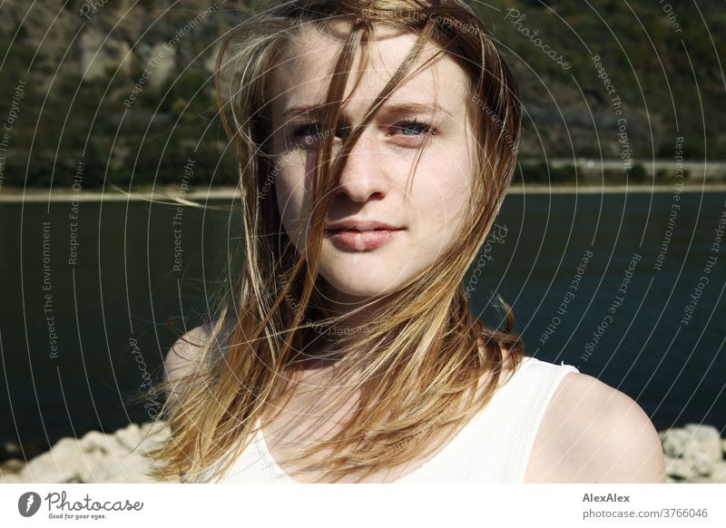 Portrait Einer Jungen Blonden Frau Vor Der Ostsee Ein Lizenzfreies Stock Foto Von Photocase