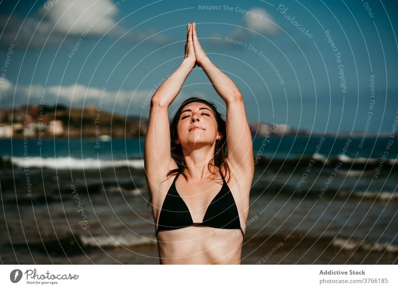 Ruhige Frau im Bikini am Meer MEER genießen Urlaub Sommer sorgenfrei heiter Meeresufer sonnig Wasser übersichtlich Resort Natur ruhen Freiheit Feiertag