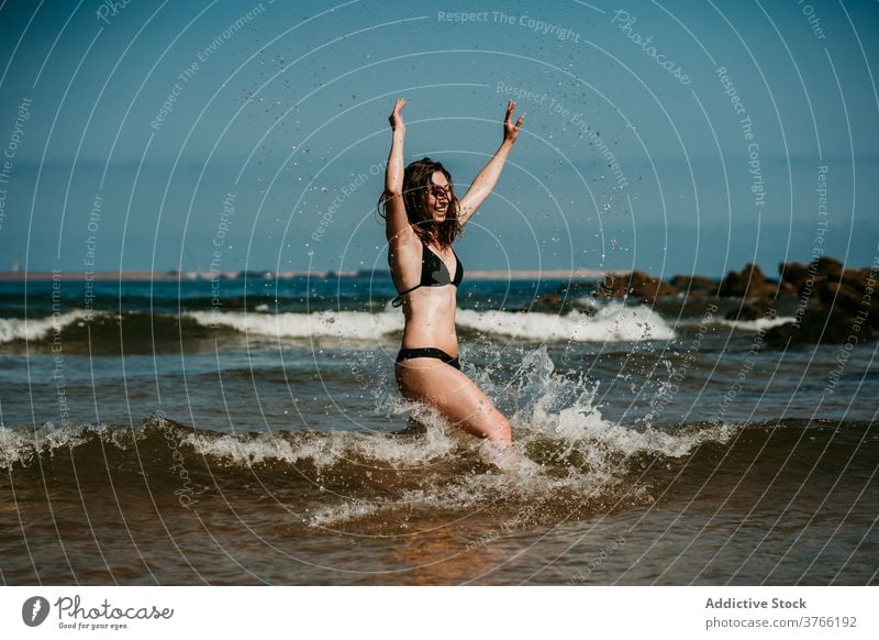 Sorglose Frau läuft im Meerwasser laufen MEER Spaß haben platschen Wasser Sommer Urlaub Feiertag Bikini seicht Resort sich[Akk] entspannen sorgenfrei Glück