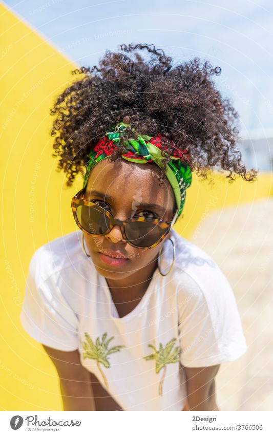 Attraktive junge afroamerikanische Frau mit Sonnenbrille und Stirnband Afro-Look Behaarung 1 schwarz modisch Frisur lockig Mode Dame Person schön Mädchen