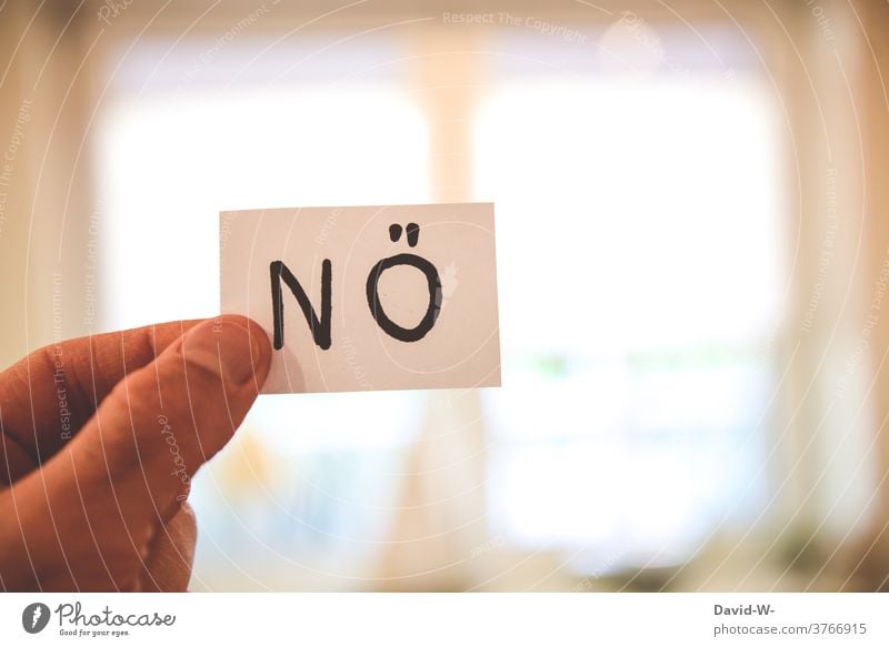 Nein sagen - Zettel in der Hand Meinung Nö dagegen sein Ablehnung Wort Gefühle Text nein