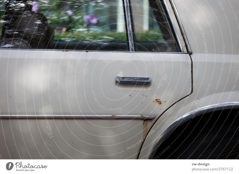 Detail eines alten rostigen Autos in der Seitenansicht silber Zierstreifen tür Außenaufnahme Farbfoto Fahrzeug Verkehr Straße Oldtimer retro Verkehrsmittel