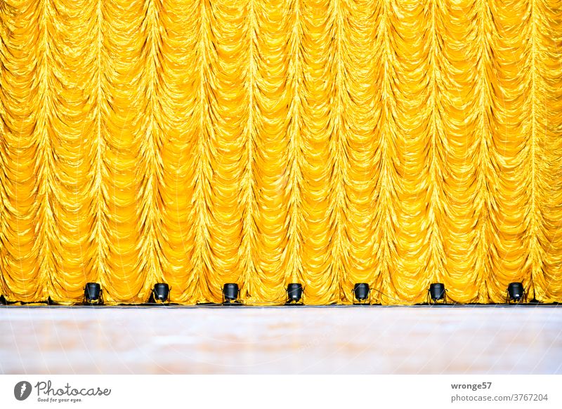 Der letzte Vorhang ist gefallen |geschlossener goldener Vorhang auf einer Kulturbühne Theatervorhang Theaterbühne geschlossener Vorhang letzter Vorhang Stoff