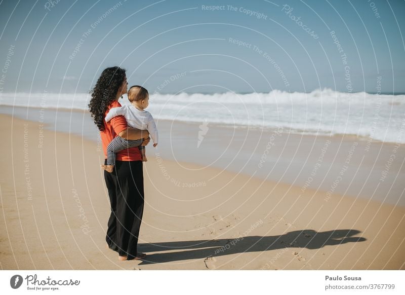 Mutter und Sohn schauen aufs Meer Mutterschaft Zusammensein Zusammengehörigkeitsgefühl authentisch Jahreszeiten MEER Atlantik Kind Eltern Menschen