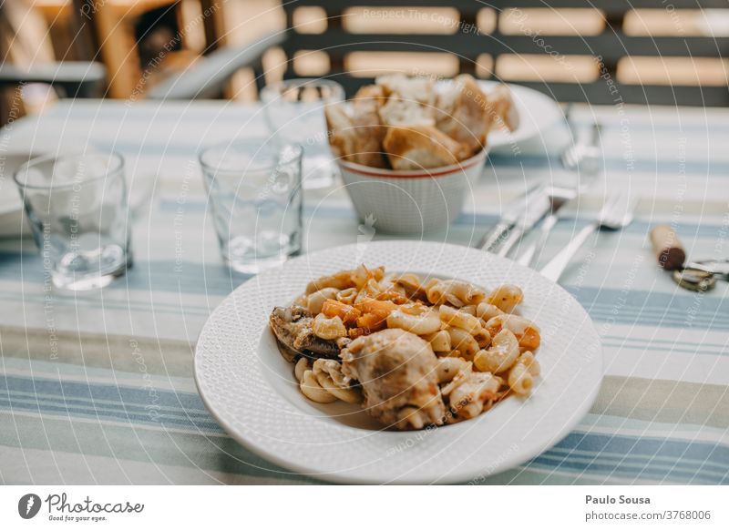 Nudeln mit Huhn Italienisch Italienische Küche Mediterrane Ernährung traditionell selbstgemacht Gesundheit Lebensmittel mediterran Abendessen geschmackvoll