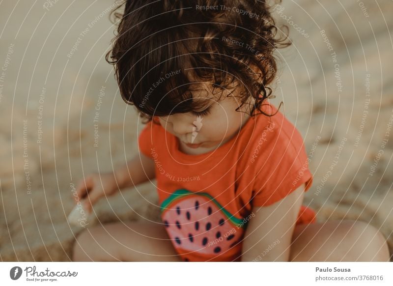 Kleines Mädchen spielt am Sandstrand Strand Kind Kinderspiel Kindheitserinnerung Spielen Badeurlaub Meer Farbfoto Außenaufnahme Ferien & Urlaub & Reisen