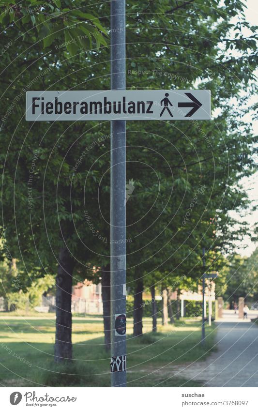 hinweisschild mit der aufschrift fieberambulanz Hinweis Hinweisschild Pfeil Richtung Wort Fieberambulanz Schilder & Markierungen Orientierung Wegweiser