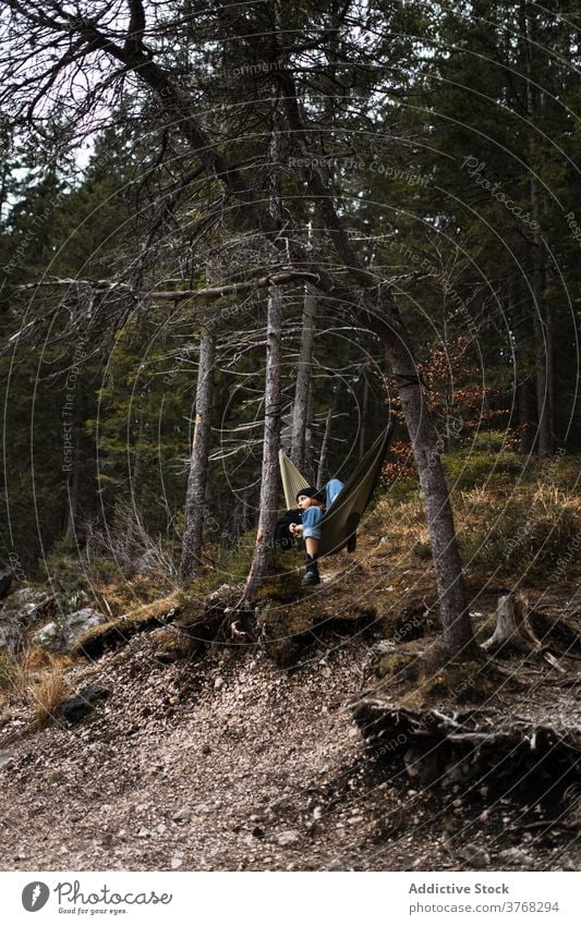 Frau entspannt in Hängematte in der Nähe von See Berge u. Gebirge sich[Akk] entspannen bewundern Landschaft Teich Hochland Herbst Deutschland Österreich