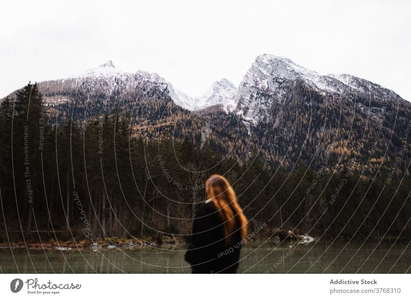 Frau steht am Seeufer gegen Berge im Herbst Tag Berge u. Gebirge Landschaft reisen Gipfel Schnee Wald Windstille friedlich majestätisch Tourismus Deutschland