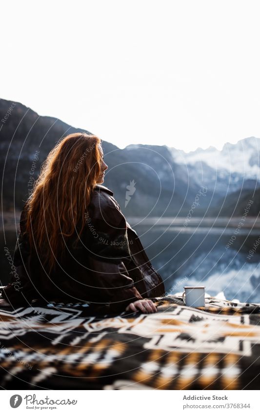 Frau entspannt in der Nähe von Bergsee im Herbst Tag See Berge u. Gebirge Felsen Ufer Landschaft reisen stumm friedlich Erholung Reflexion & Spiegelung Gipfel