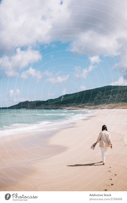 Frau zu Fuß bewundernd winken Meer am Strand MEER Sand frisch stürmisch allein Spaziergang Seeküste Ufer reisen Tourismus Spanien Barfuß genießen