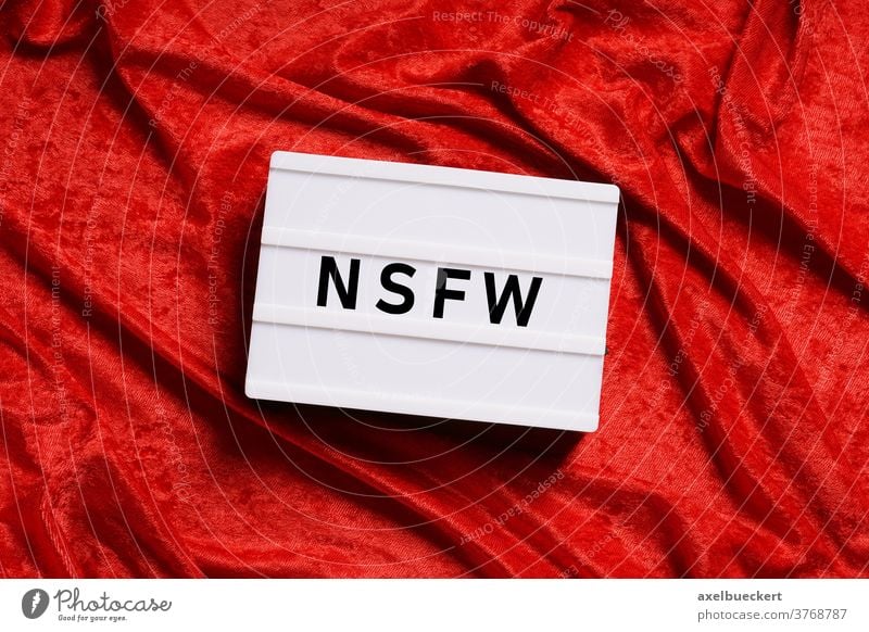 NSFW not safe for work nsfw Warnhinweis Zensur Nacktheit Pornographie Gewalt Sex zensiert xxx Text Wort abstrakt Leuchtkasten rot Samt sexuell erotisch Objekt