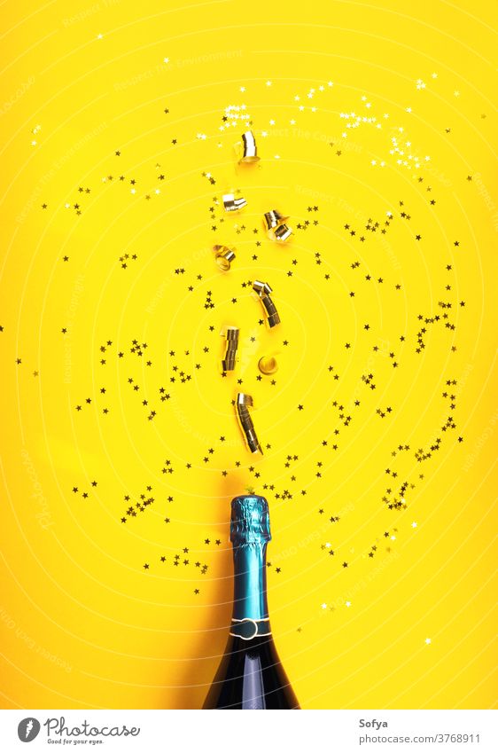 Grüne Champagnerflasche und Luftschlangen auf Gelb Neujahr gelb Blasen Streamer Flasche soziale Netzwerke Alkohol Feiertag Valentinsgruß Jahrestag Party