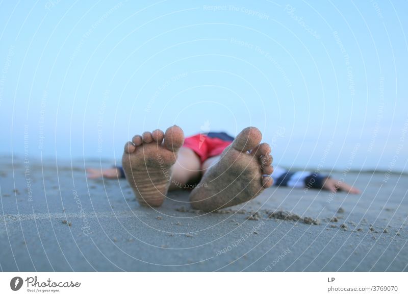Kind am Sandstrand liegend legen Verlegung Legewild Hinlegen Detailaufnahme Nahaufnahme Sprunggelenk Babyfüße strecken Zehen Fuß Haut weich aufrichtiger Moment