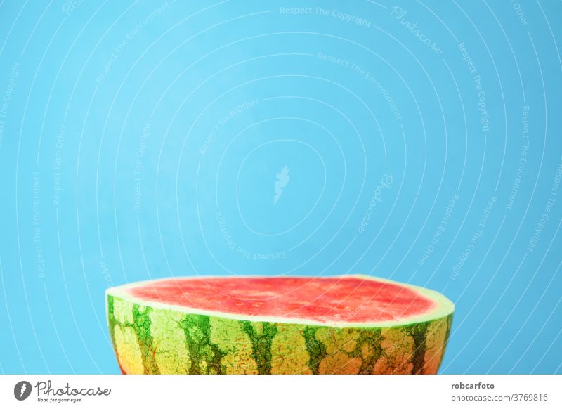 blauer Hintergrund mit köstlicher, in der Hälfte geöffneter Wassermelone offen frisch saftig Gesundheit Lebensmittel lecker Natur grün organisch Diät rot Sommer