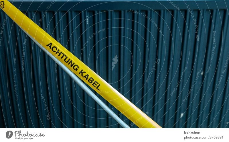 ahhh, da ist ein kabel! Kabel Klebeband Warnung Hinweis Baustelle Achtung Gefahr Aufmerksamkeit gelb Sicherheit verletzungsgefahr aufpassen Vorsicht Warnschild